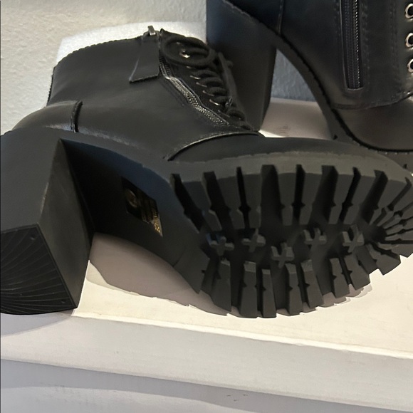 New in box SODA Black Lace-Up Ankle Boots - Picture 4 of 7
